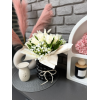 Kompozycja piankowych tulipanów w ceramicznym czarnym wazonie